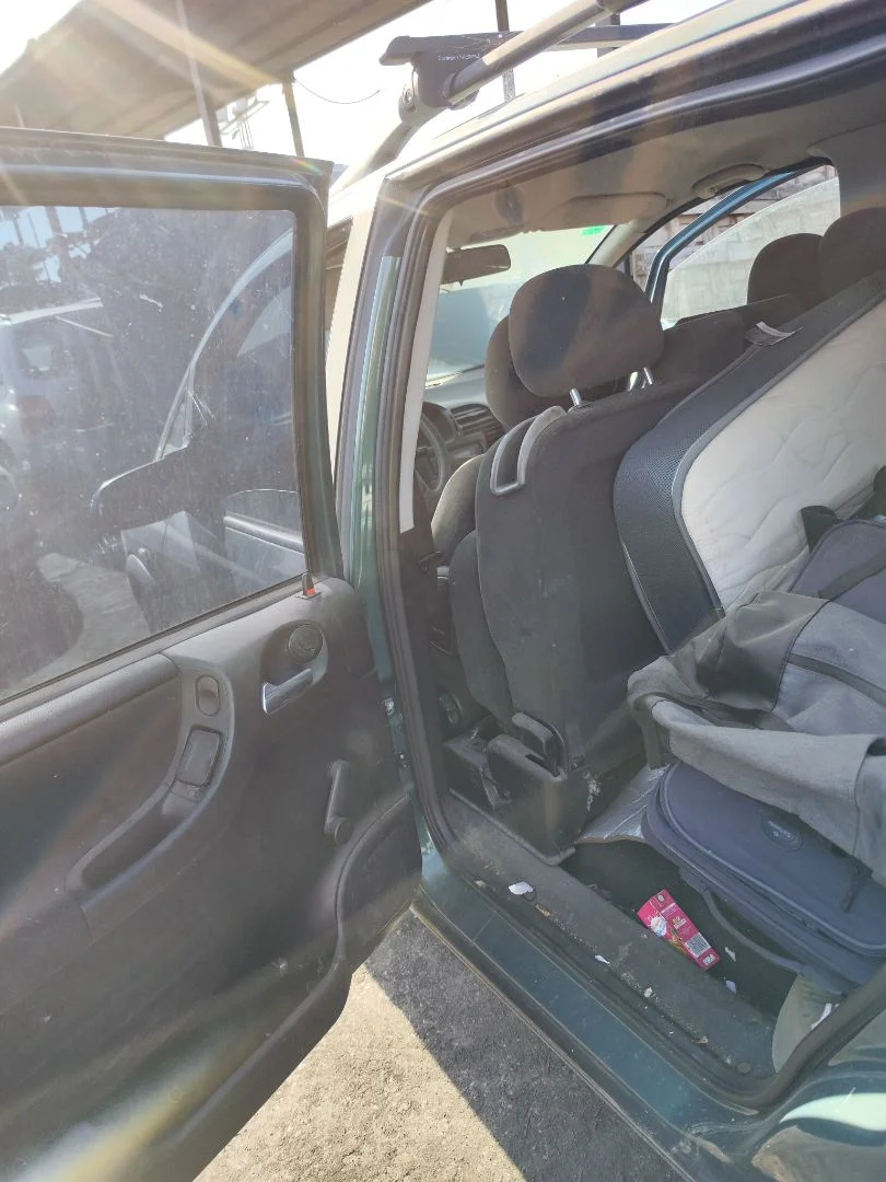 Foto de GOMAS CONTORNO PUERTA OPEL ZAFIRA A 2.0 DTI (101 CV / 74 KW)