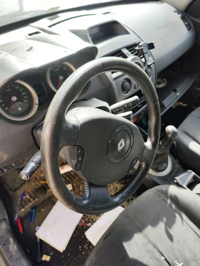 Foto de VOLANTE RENAULT MEGANE II BERLINA 5P 1.6 CAT (113 CV / 83 KW) referencia 8200276080