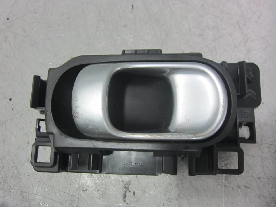 Foto de MANETA INTERIOR TRASERA DERECHA CITROEN C4 CACTUS 1.2 12V VTi (82 CV / 60 KW) referencia 98012885UU