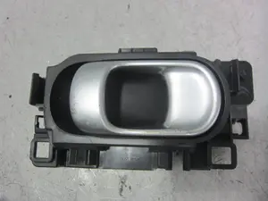 Foto de MANETA INTERIOR TRASERA DERECHA CITROEN C4 CACTUS 1.2 12V VTi (82 CV / 60 KW) referencia 98012885UU