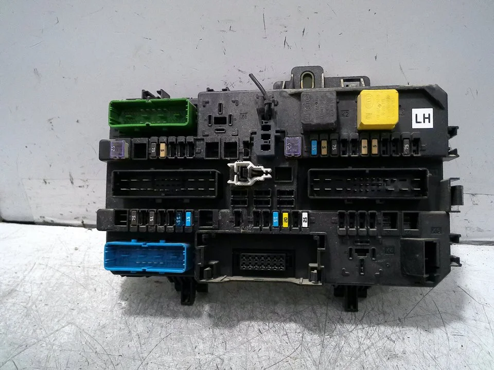 Foto de CAJA RELES / FUSIBLES OPEL ZAFIRA B 1.7 16V CDTI (110 CV / 81 KW) referencia 13268286