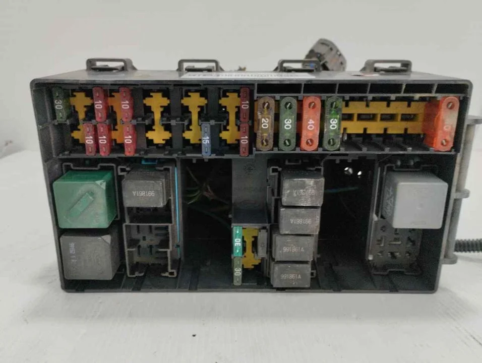 Foto de CAJA RELES / FUSIBLES FORD FOCUS FAMILIAR (CAK) 1.6 16V CAT (101 CV / 74 KW) referencia 518261201