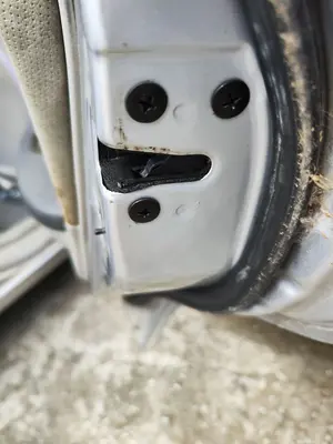 Foto de CERRADURA PUERTA TRASERA DERECHA KIA CERATO (LD) 1.5 CRDi (102 CV / 75 KW) referencia 814102F020