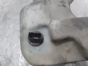 Foto de DEPOSITO LIMPIA VOLKSWAGEN GOLF IV BERLINA (1J1)(10.1997) 1.9 TDI (116 CV / 85 KW) referencia 1J0955453 foto 2