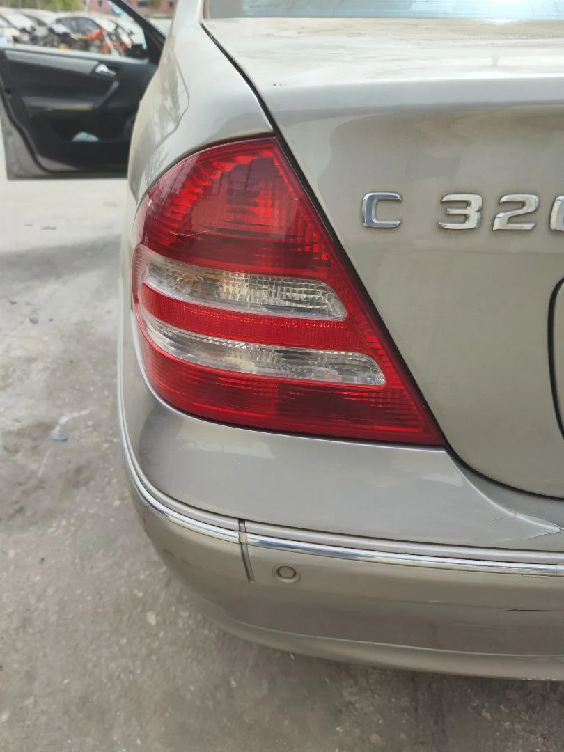Foto de PILOTO TRASERO IZQUIERDO MERCEDES-BENZ CLASE C (BM 203) BERLINA 3.0 CDI CAT (224 CV / 165 KW)