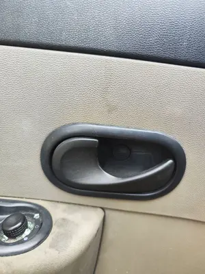 Foto de MANETA INTERIOR DELANTERA IZQUIERDA RENAULT CLIO III 1.5 dCi Diesel CAT (86 CV / 63 KW)
