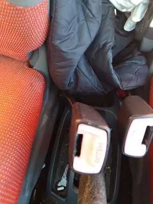 Foto de ENGANCHE CINTURON DELANTERO DERECHO PEUGEOT 107 1.0 CAT (384F) (68 CV / 50 KW)