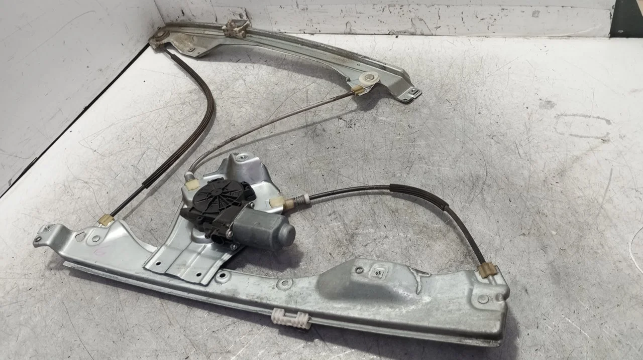Foto de ELEVALUNAS DELANTERO DERECHO RENAULT CLIO III 1.2 16V (75 CV / 55 KW) referencia 8200291147