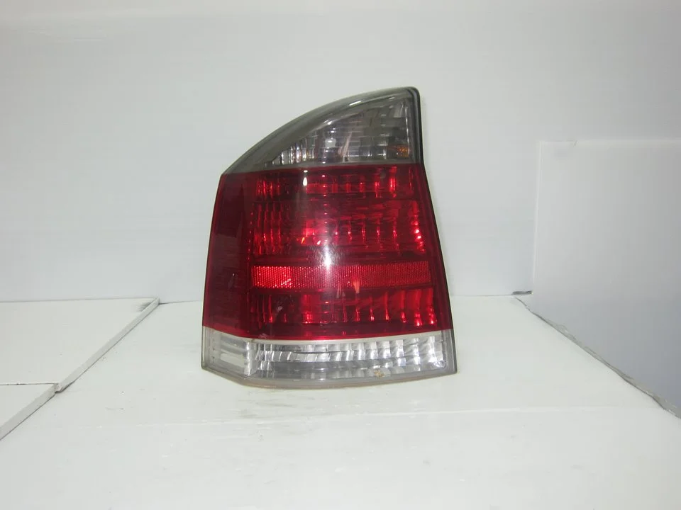 Foto de PILOTO TRASERO IZQUIERDO OPEL VECTRA C BERLINA 1.9 CDTI CAT (Z 19 DTL) (101 CV / 74 KW) referencia 13157646