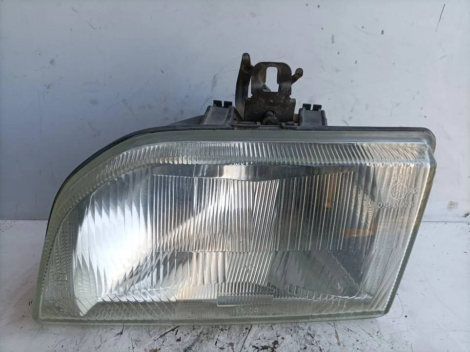 Foto de FARO IZQUIERDO FORD FIESTA BERL./COURIER 1.3 CAT (60 CV / 44 KW) referencia 89FG13006