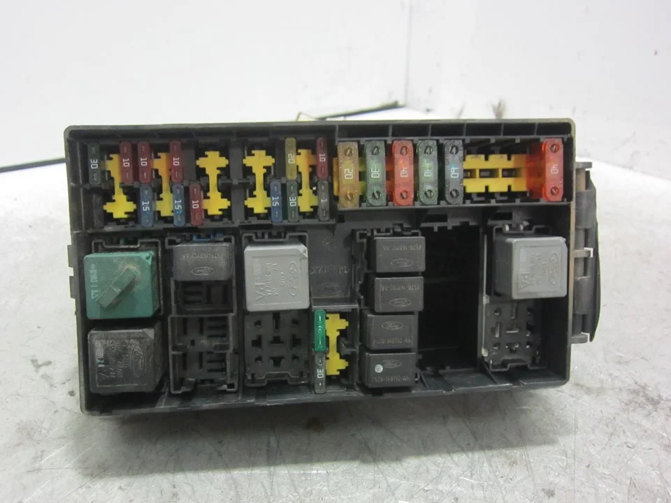 Foto de CAJA RELES / FUSIBLES FORD FOCUS FAMILIAR (CAK) 1.8 16V CAT (116 CV / 85 KW) referencia 2M5T14A067BB