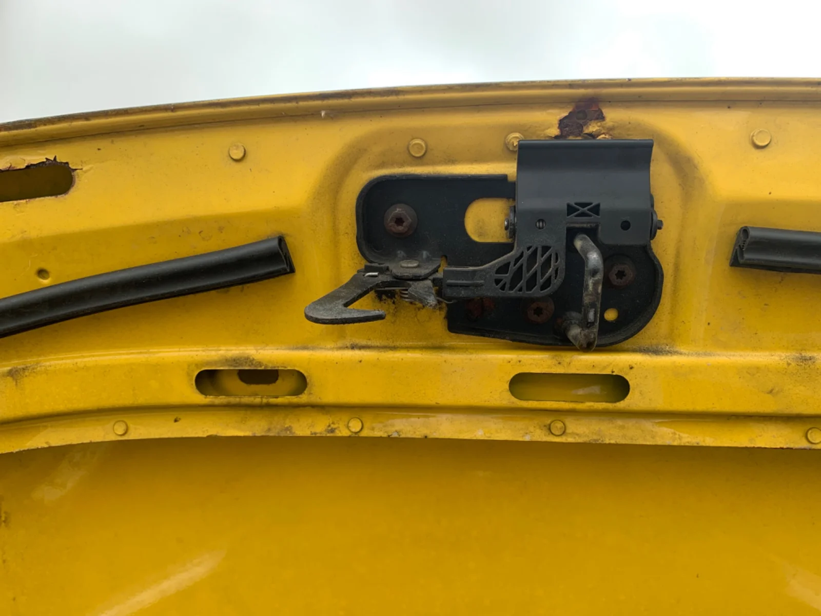 Foto de CERRADURA CAPO VOLKSWAGEN CADDY (2K)(02.2004) 2.0 SDI (69 CV / 51 KW) referencia 1T0823509C