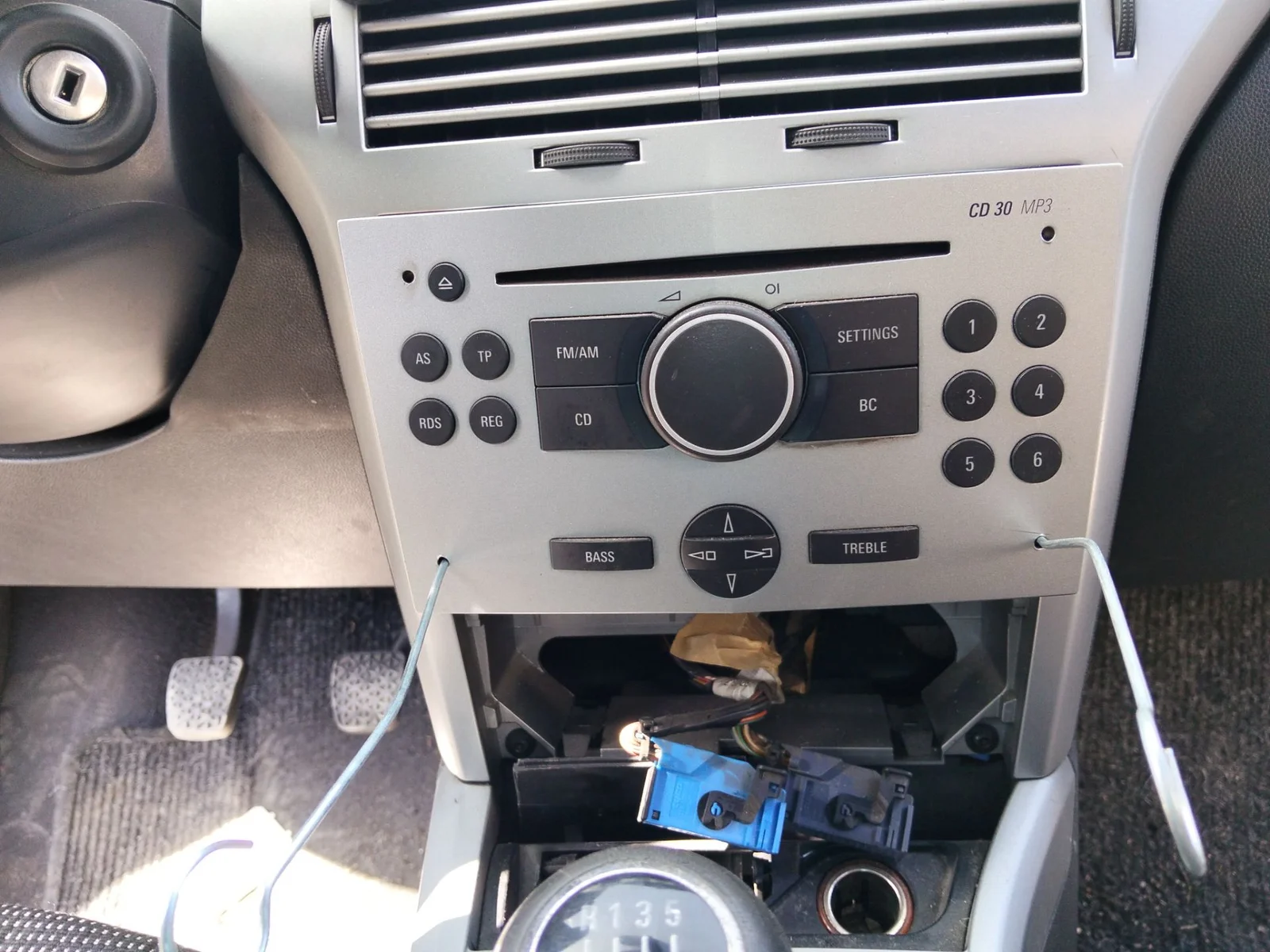 Foto de SISTEMA AUDIO / RADIO CD OPEL ASTRA H GTC 1.9 CDTI (120 CV / 88 KW)