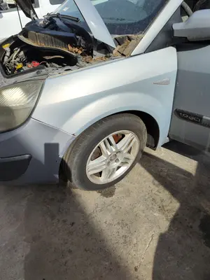 Foto de ALETA DELANTERA IZQUIERDA RENAULT SCENIC II (JM) 1.6 16V (113 CV / 83 KW) referencia 8200020568 foto 3
