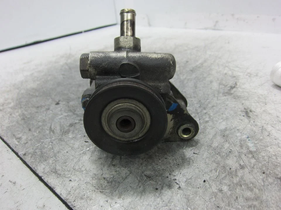 Foto de BOMBA DIRECCION PEUGEOT 205 BERLINA 1.8 Diesel (60 CV / 44 KW)