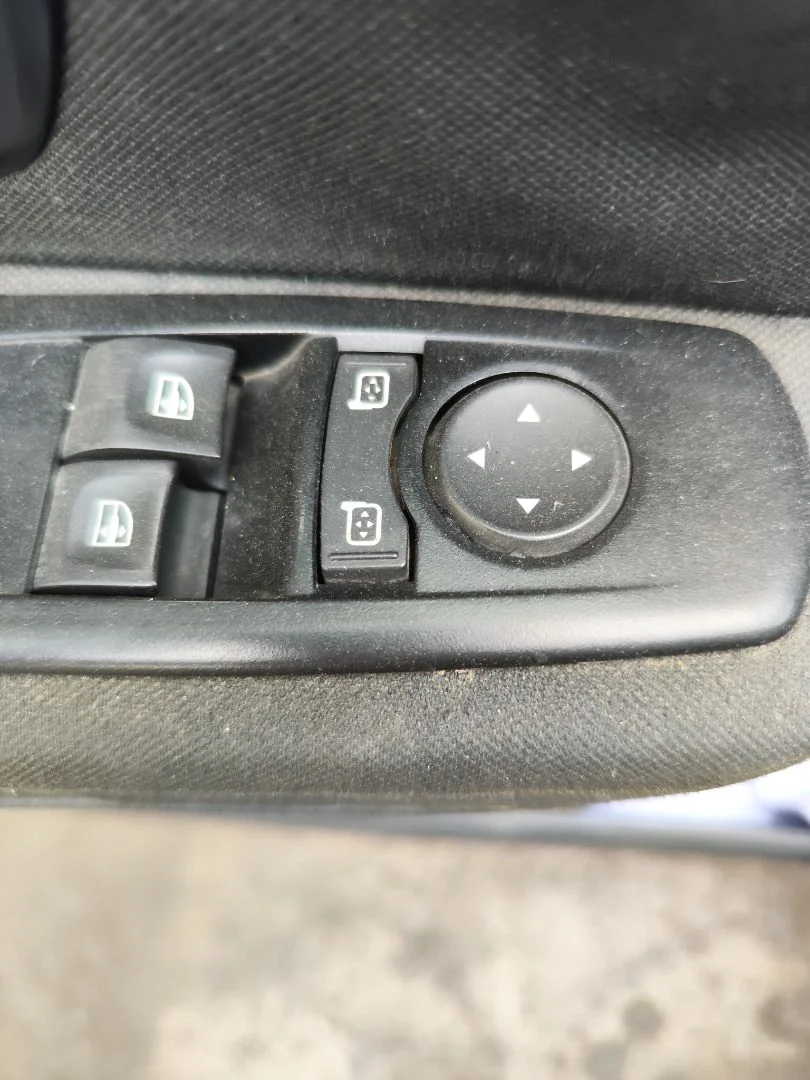 Foto de MANDO RETROVISOR RENAULT MEGANE III BERLINA 5P 1.5 dCi Diesel FAP (110 CV / 81 KW)