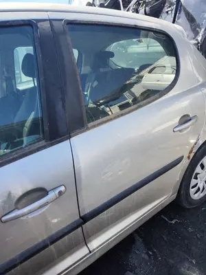Foto de PUERTA TRASERA IZQUIERDA PEUGEOT 207 1.4  (73 CV / 54 KW) referencia 9006N2
