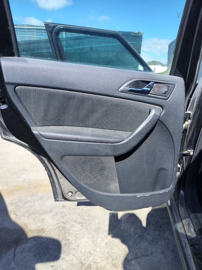 Foto de GUARNECIDO PUERTA TRASERA IZQUIERDA SKODA YETI (5L)(2009) 2.0 TDI (110 CV / 81 KW) referencia 5L0867211