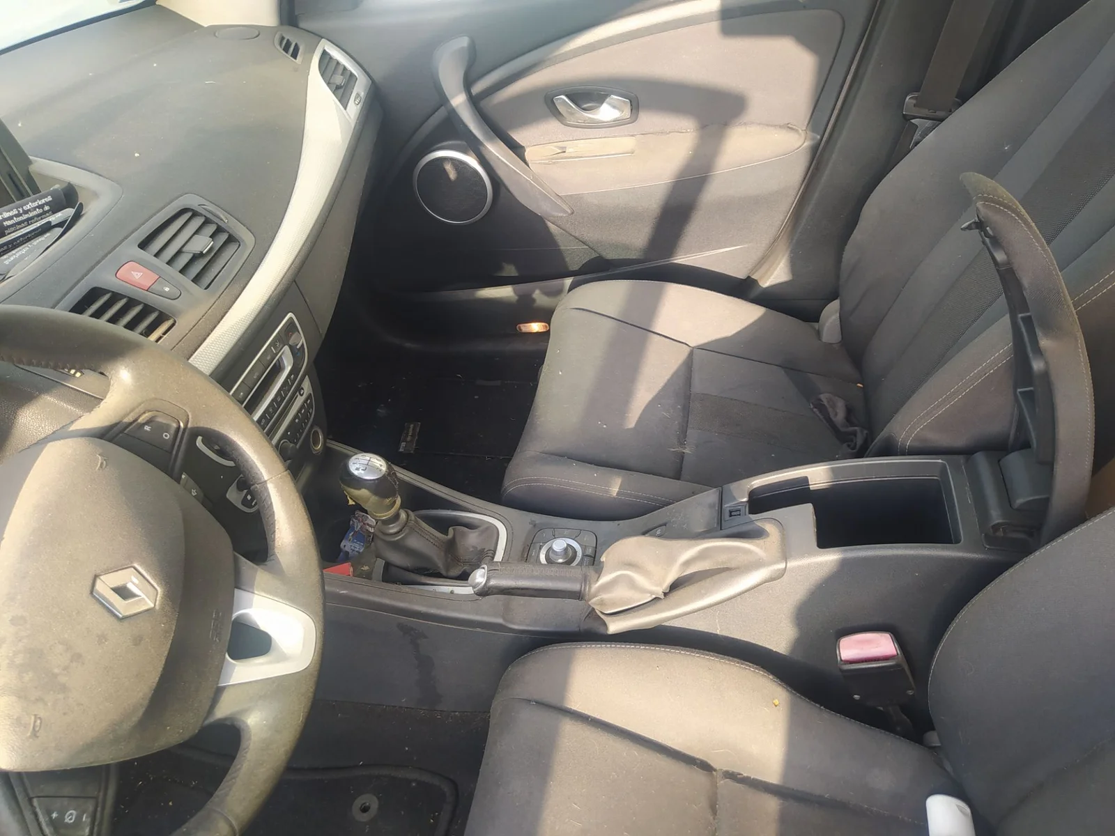 Foto de APOYABRAZOS CENTRAL RENAULT MEGANE III SPORT TOURER 1.9 dCi Diesel (131 CV / 96 KW) referencia 887000964R