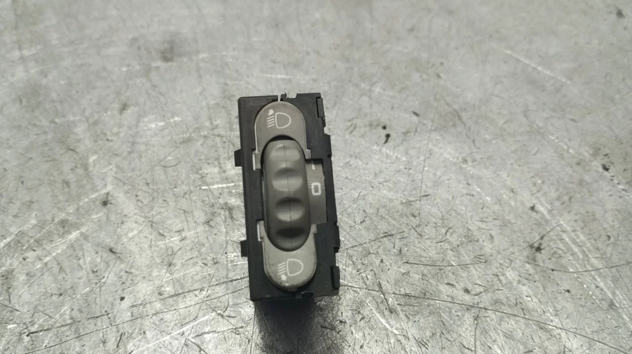 Foto de MANDO REGULACION FAROS RENAULT SCENIC I (JA...) 1.9 dTi Diesel (80 CV / 59 KW) referencia 7700433081