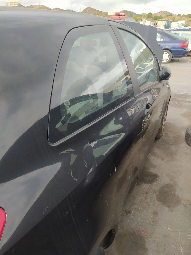 Foto de LUNA TRASERA DERECHA TOYOTA YARIS (KSP9/SCP9/NLP9) 1.4 Turbodiesel CAT (90 CV / 66 KW)