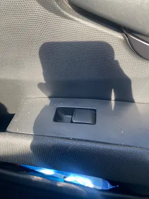 Foto de MANDO ELEVALUNAS DELANTERO DERECHO NISSAN MICRA (K12E)