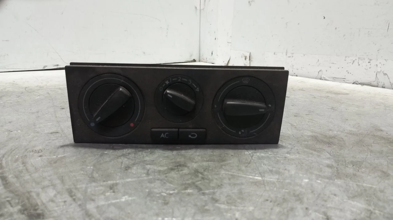 Foto de MANDO CALEFACCION / AIRE ACONDICIONADO VOLKSWAGEN BORA BERLINA (1J2)(1998) 1.9 TDI (110 CV / 81 KW) referencia 1J0820045F