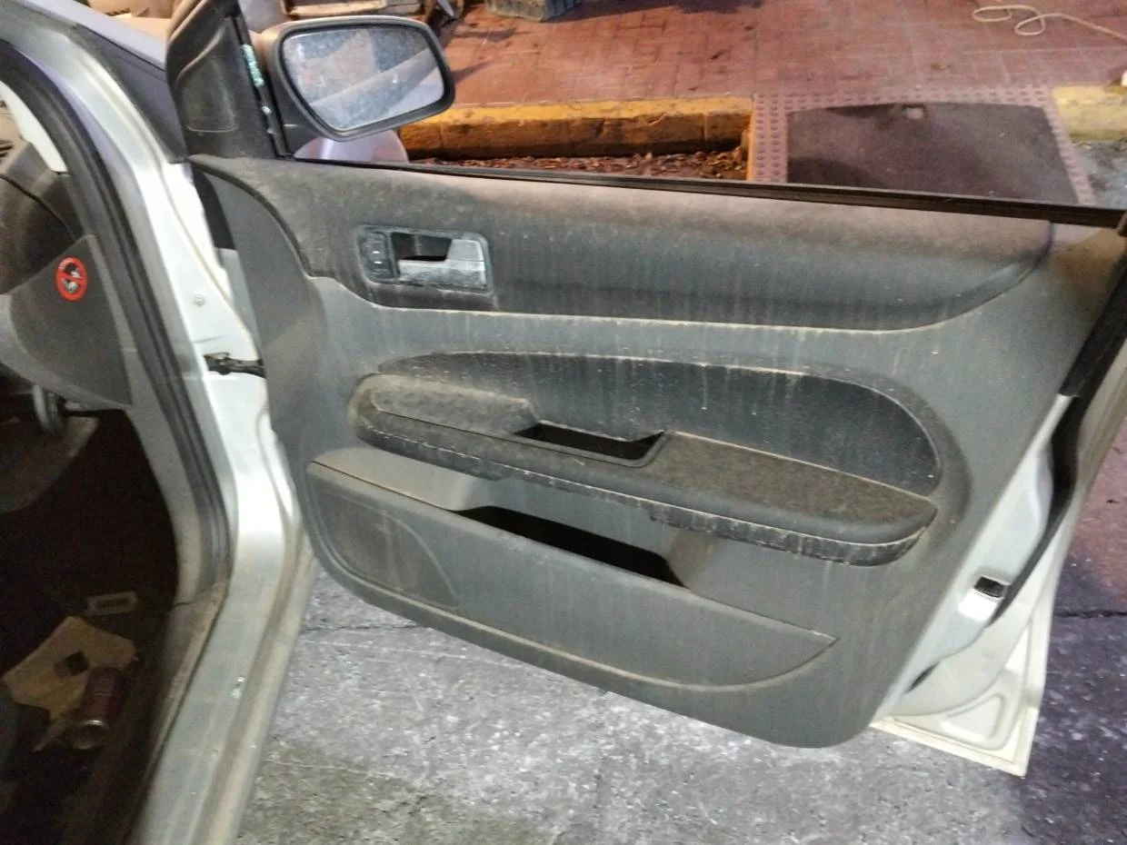 Foto de GUARNECIDO PUERTA DELANTERA DERECHA FORD FOCUS SPORTBREAK (CAP) 1.6 TDCi CAT (90 CV / 66 KW) referencia 1421541