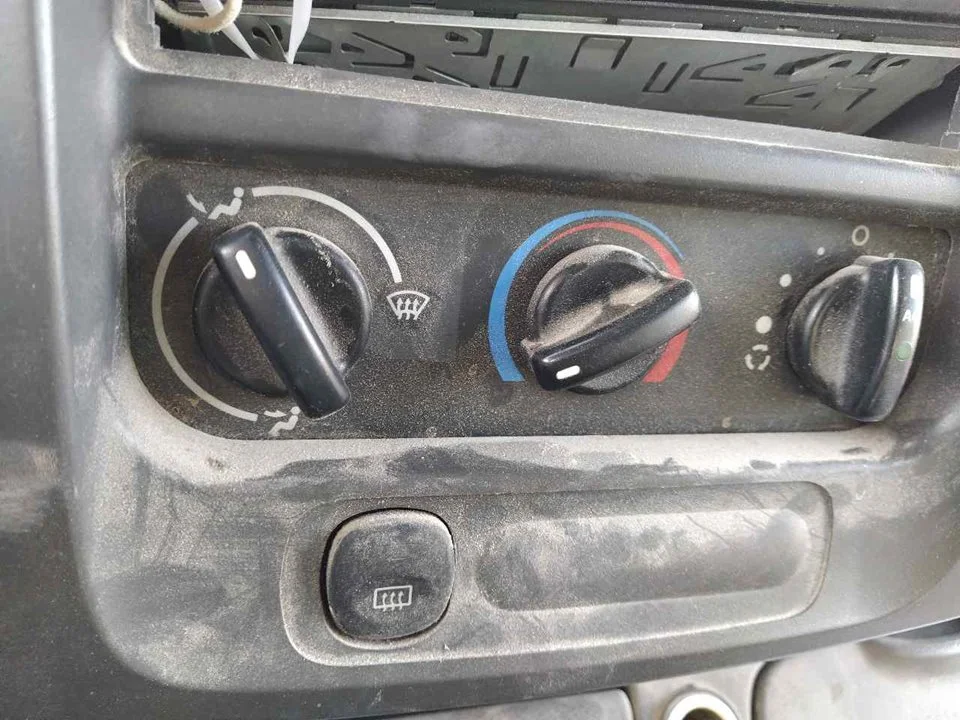 Foto de MANDO CALEFACCION / AIRE ACONDICIONADO FORD TRANSIT COMBI (FY) 2.0 TD CAT (75 CV / 55 KW)