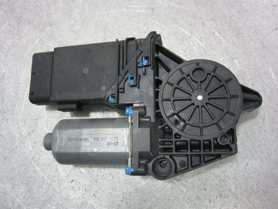 Foto de MOTOR ELEVALUNAS DELANTERO DERECHO VOLKSWAGEN PASSAT BERLINA (3B3) 1.9 TDI (131 CV / 96 KW) referencia 0130821694