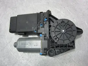 Foto de MOTOR ELEVALUNAS DELANTERO DERECHO VOLKSWAGEN PASSAT BERLINA (3B3) 1.9 TDI (131 CV / 96 KW) referencia 0130821694 foto 1
