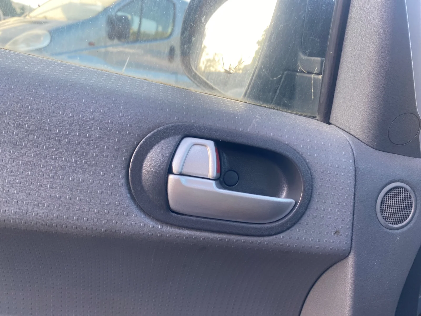 Foto de MANETA INTERIOR DELANTERA IZQUIERDA MITSUBISHI COLT CZ3 BERL. 5 (Z30A) 1.3 CAT (95 CV / 70 KW)