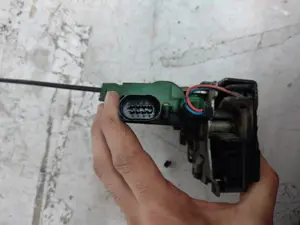 Foto de CERRADURA PUERTA TRASERA DERECHA SKODA OCTAVIA BERLINA (1U2) 1.9 TDI (90 CV / 66 KW) referencia 3B4839016A foto 4