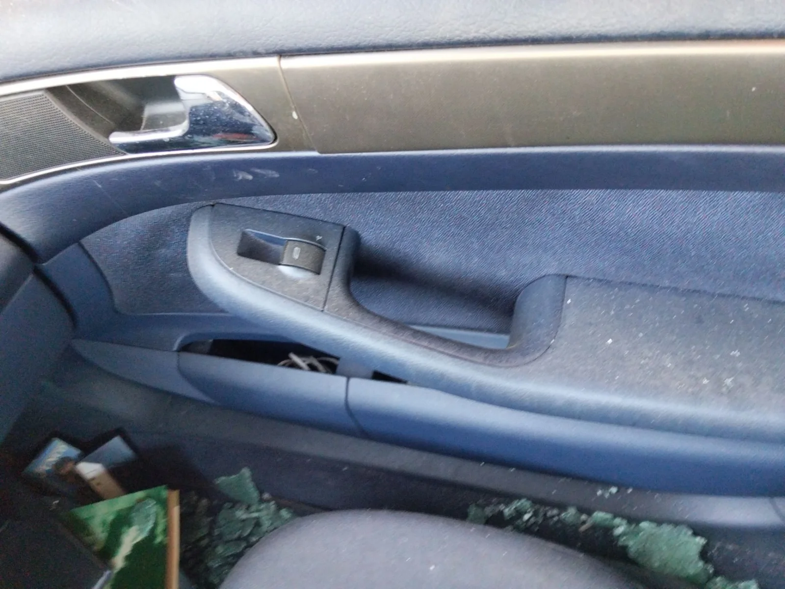 Foto de GUARNECIDO PUERTA DELANTERA DERECHA AUDI A6 BERLINA (4B2) 1.8 20V Turbo (150 CV / 110 KW)
