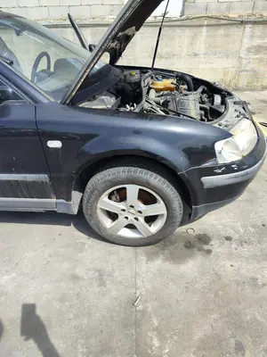 Foto de ALETA DELANTERA DERECHA VOLKSWAGEN PASSAT VARIANT (3B5) 1.9 TDI (110 CV / 81 KW) referencia 3B0821106C