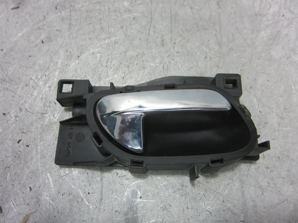 Foto de MANETA INTERIOR TRASERA DERECHA CITROEN C4 BERLINA 1.6 16V HDi (90 CV / 66 KW) referencia 96435310VD