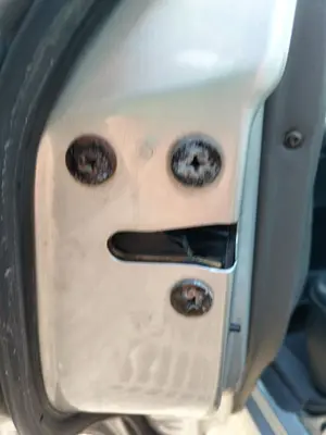 Foto de CERRADURA PUERTA TRASERA IZQUIERDA KIA SEPHIA II