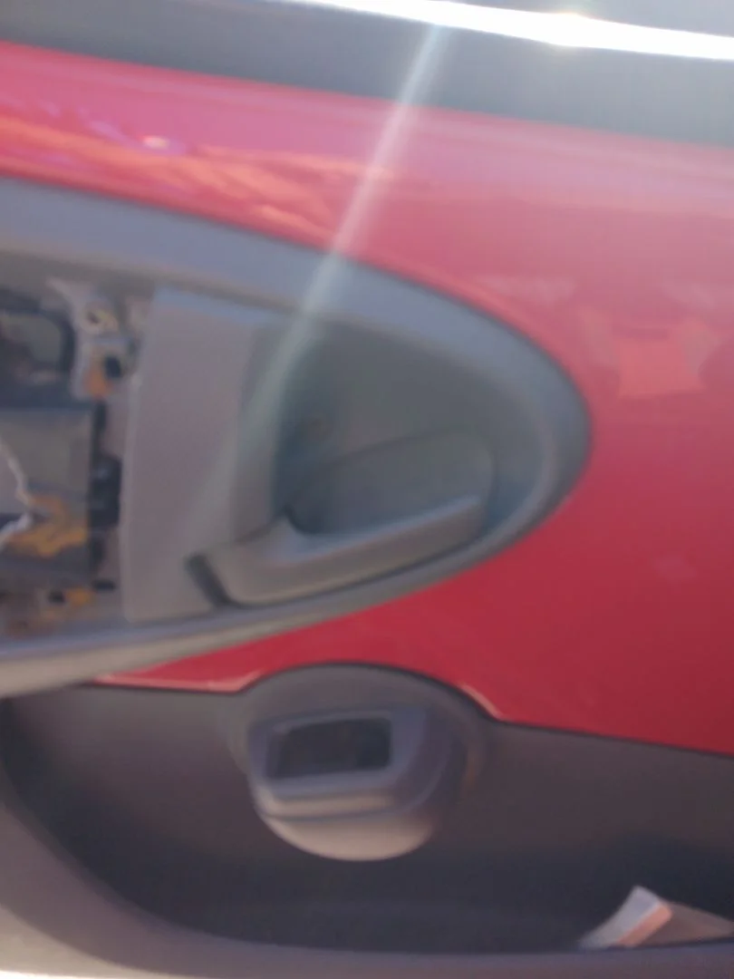 Foto de MANETA INTERIOR DELANTERA IZQUIERDA PEUGEOT 107 1.0 CAT (384F) (68 CV / 50 KW)