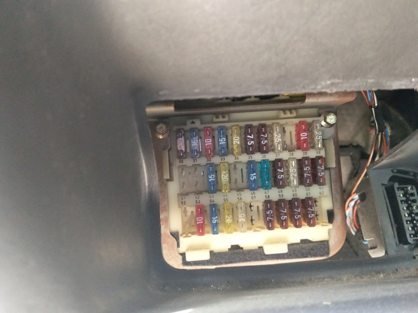 Foto de CAJA RELES / FUSIBLES FORD FOCUS BERLINA (CAK) 1.6 16V CAT (101 CV / 74 KW)
