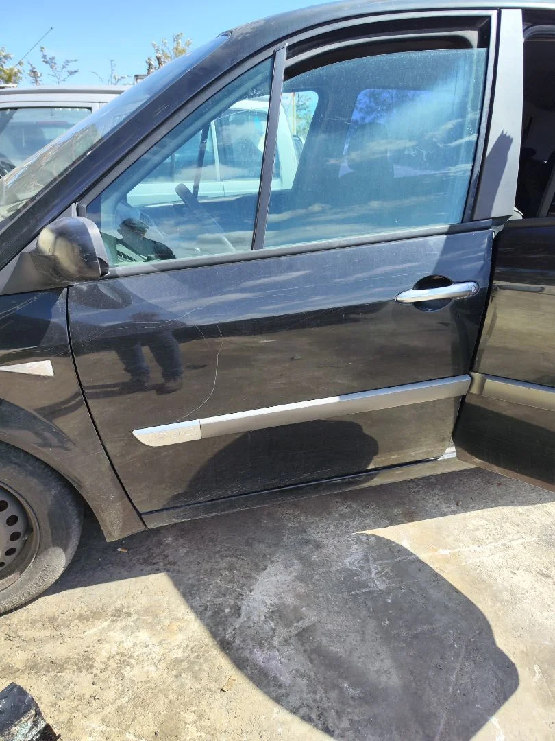 Foto de PUERTA DELANTERA IZQUIERDA RENAULT SCENIC II (JM) 1.9 dCi Diesel (120 CV / 88 KW) referencia 801015506R