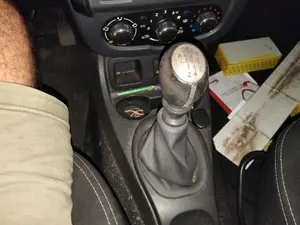 Foto de PALANCA CAMBIO DACIA DUSTER I 1.2 16V TCE CAT (125 CV / 92 KW)