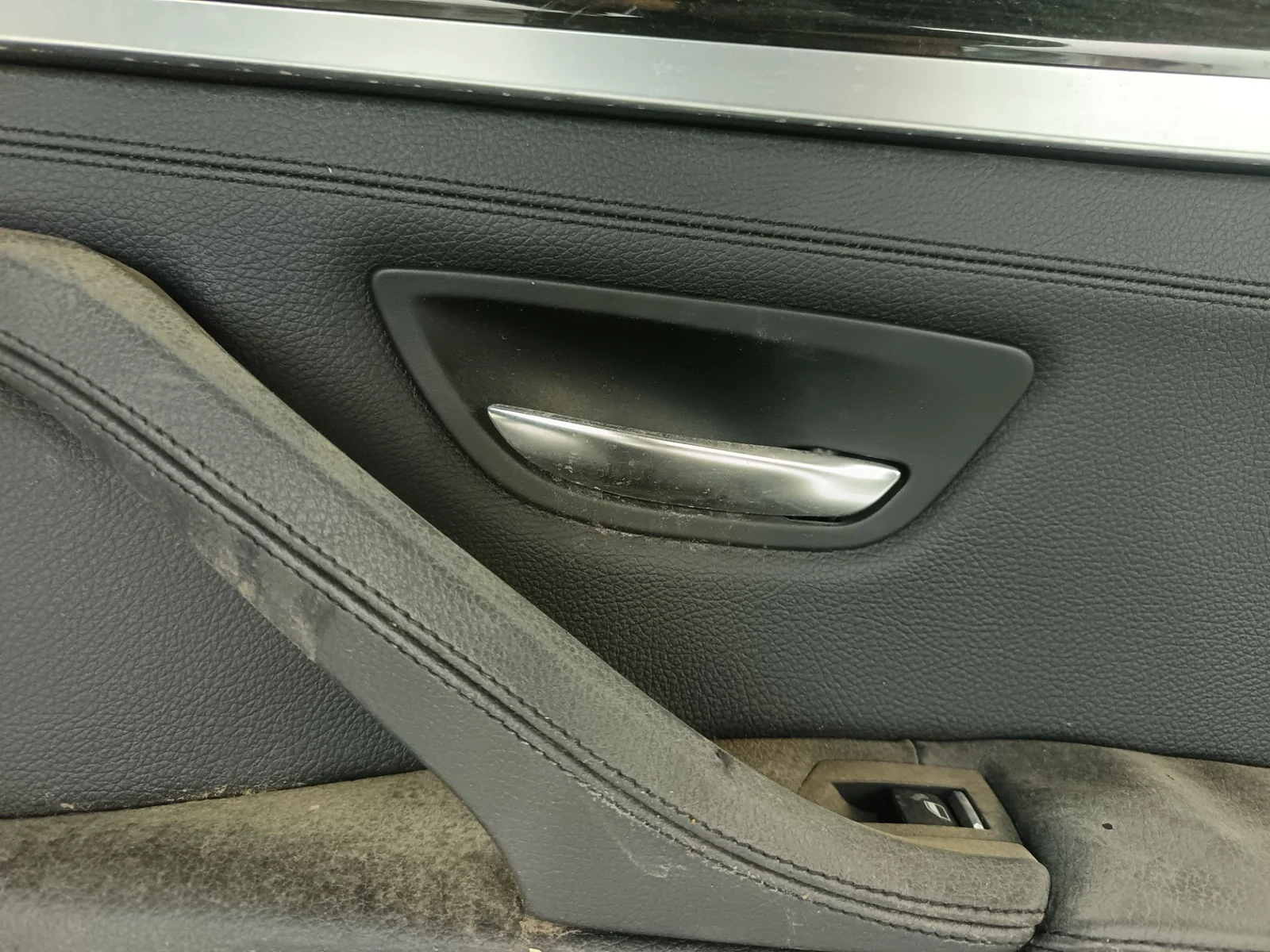 Foto de MANETA INTERIOR TRASERA DERECHA BMW SERIE 5 TOURING (F11) 2.0 Turbodiesel (184 CV / 135 KW)