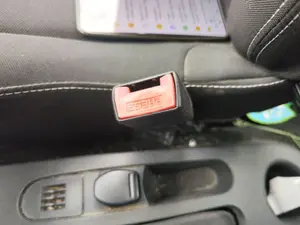 Foto de PRETENSOR AIRBAG DERECHO RENAULT CLIO III 1.2 16V (75 CV / 55 KW)