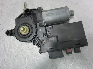 Foto de MOTOR ELEVALUNAS DELANTERO IZQUIERDO PEUGEOT 307 BREAK / SW (S1)(04.2002) 2.0 HDi FAP CAT (107 CV / 79 KW) referencia 9637130580 foto 5