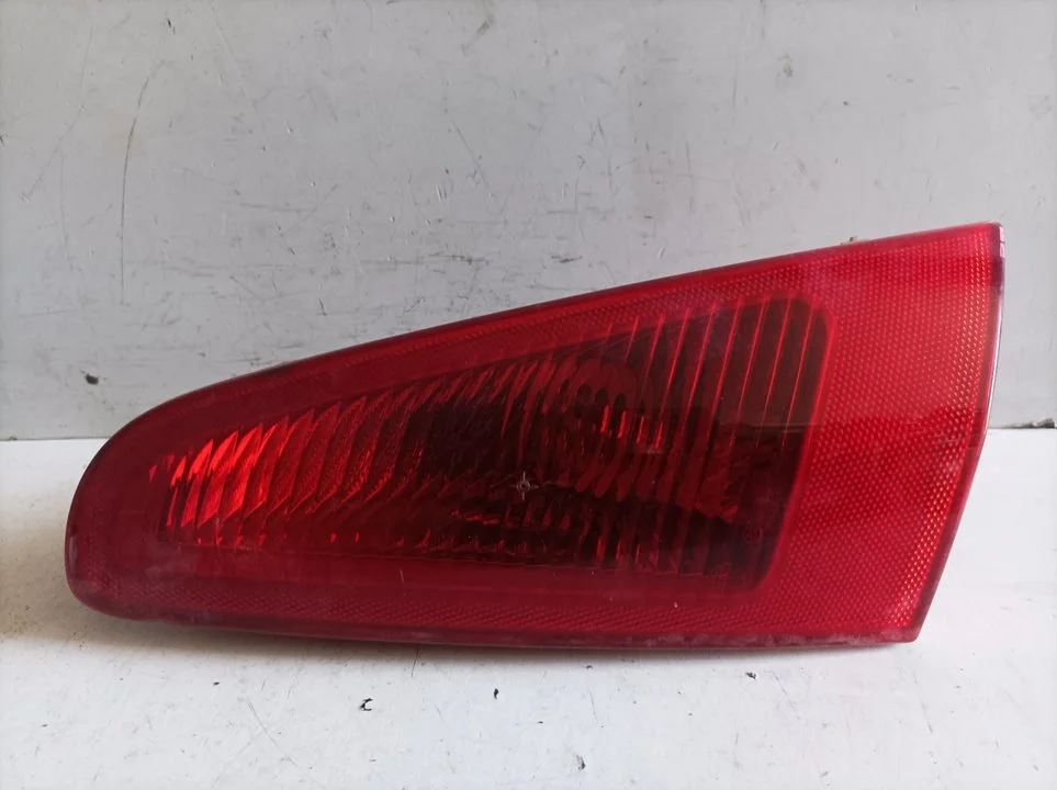 Foto de PILOTO TRASERO DERECHO INTERIOR ALFA ROMEO 147 (190) 2.0 16V CAT (150 CV / 110 KW) referencia 0337000