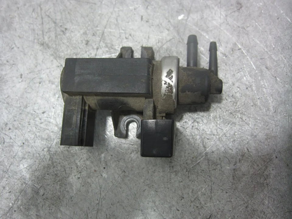 Foto de VALVULA AIRE ADICIONAL AUDI A4 AVANT (8E) referencia 8E0906628B