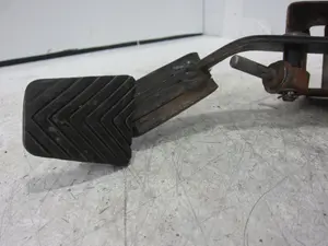 Foto de PEDAL EMBRAGUE MITSUBISHI 3000 GT (Z10) 3.0 Biturbo (286 CV / 210 KW) foto 2