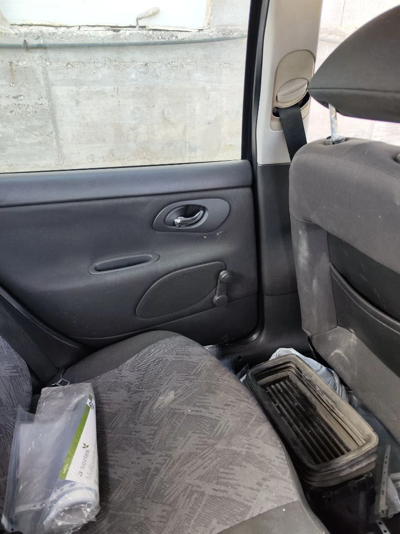 Foto de MANETA INTERIOR TRASERA IZQUIERDA FORD MONDEO BERLINA (GD) 1.8 Turbodiesel CAT (90 CV / 66 KW) referencia 1072125