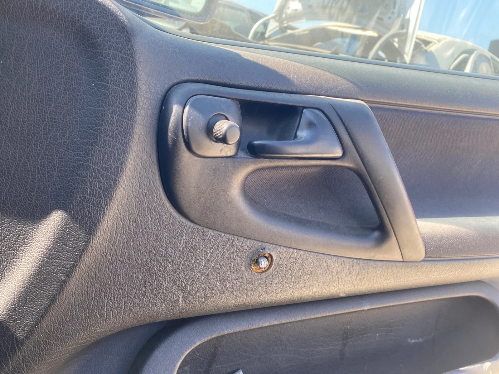 Foto de MANETA INTERIOR DELANTERA DERECHA VOLKSWAGEN POLO III (6N1) 1.4 (60 CV / 44 KW) referencia 6N0837226A FKZ