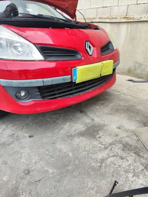 Foto de PARAGOLPES DELANTERO RENAULT CLIO III 1.5 dCi Diesel CAT (86 CV / 63 KW)